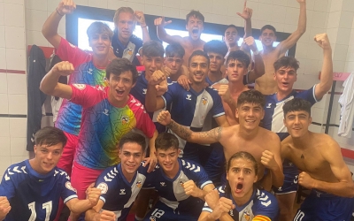 El juvenil del CES celebrant la victòria | Twitter del Futbol Base CES